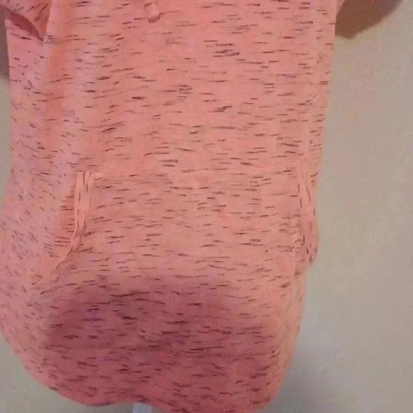 🍭Host Pick 🌺Pink top with kangaroo pocket and hoodie - Picture 4 of 9